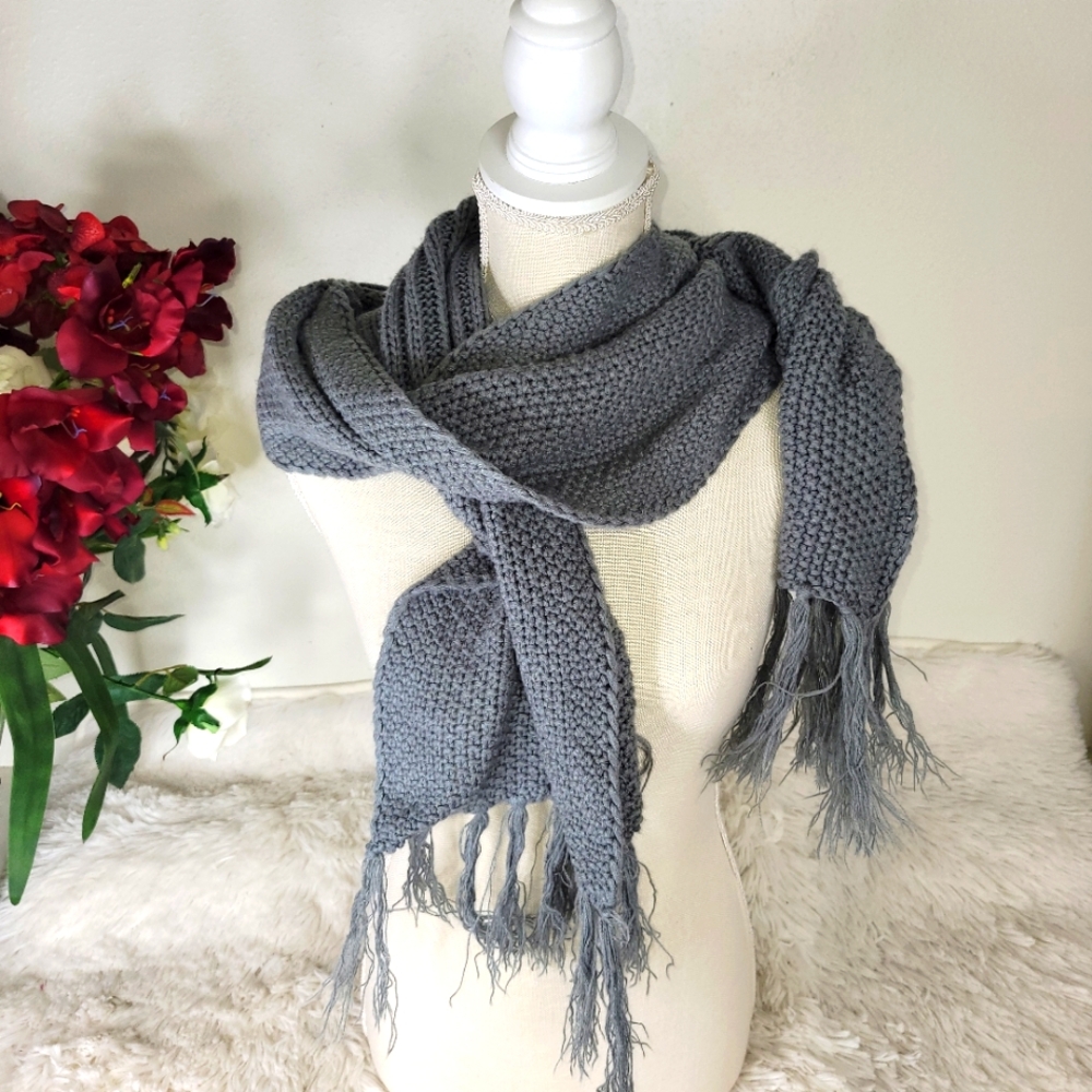 4 for $20 🤑 Gray Knit Scarf